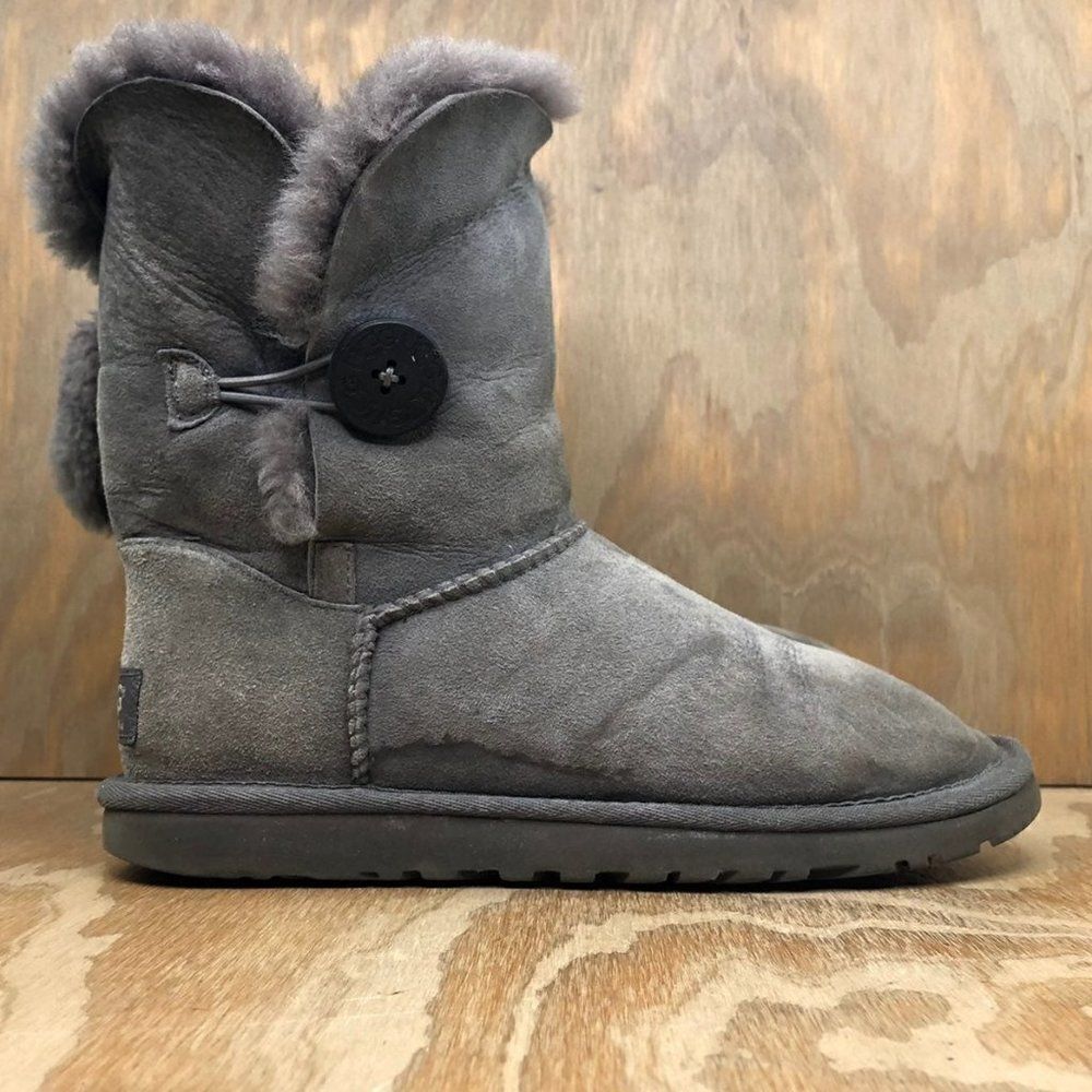 ‎UGG Women's Bailey Button Shearling Boots Grey